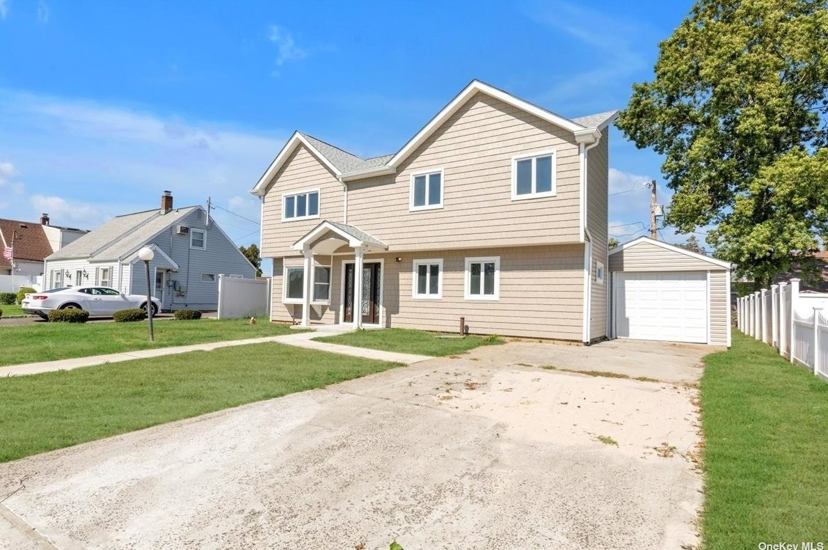 71 Crescent Ln, Plainedge, NY 11756-2532