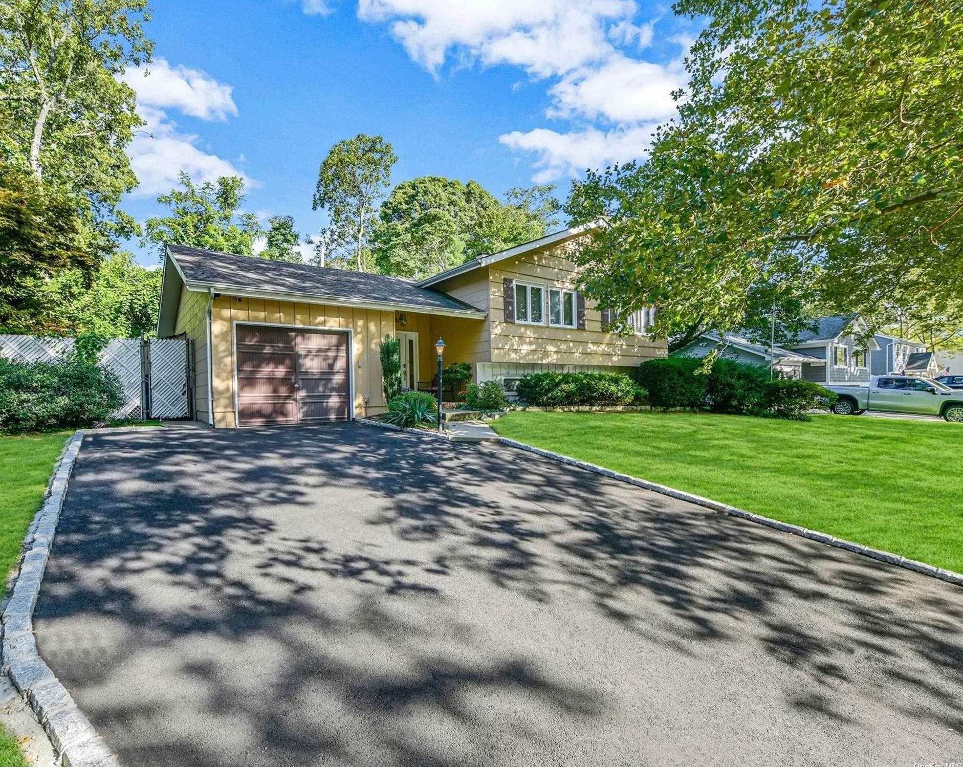 6 Salisbury Dr, Elwood, NY 11731