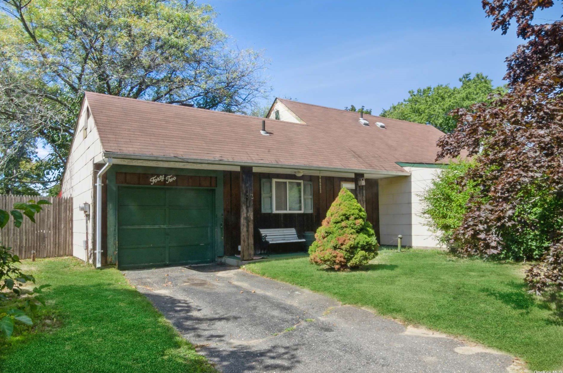 42 Blackpine Dr, Gordon Heights, NY 11763-4103