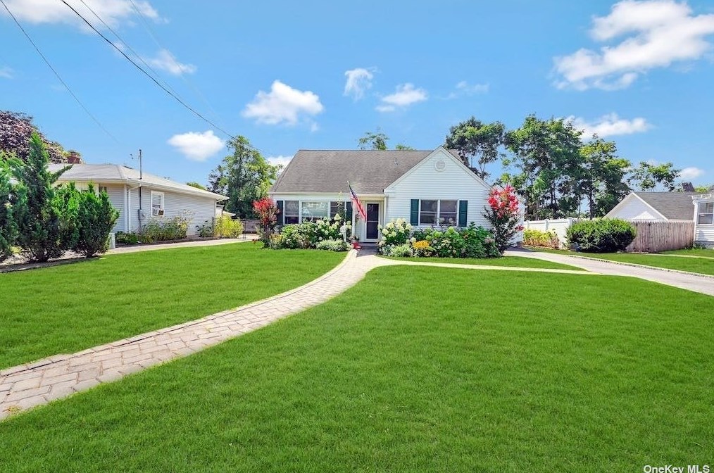 27 Duryea St, Northampton, NY 11901-2711