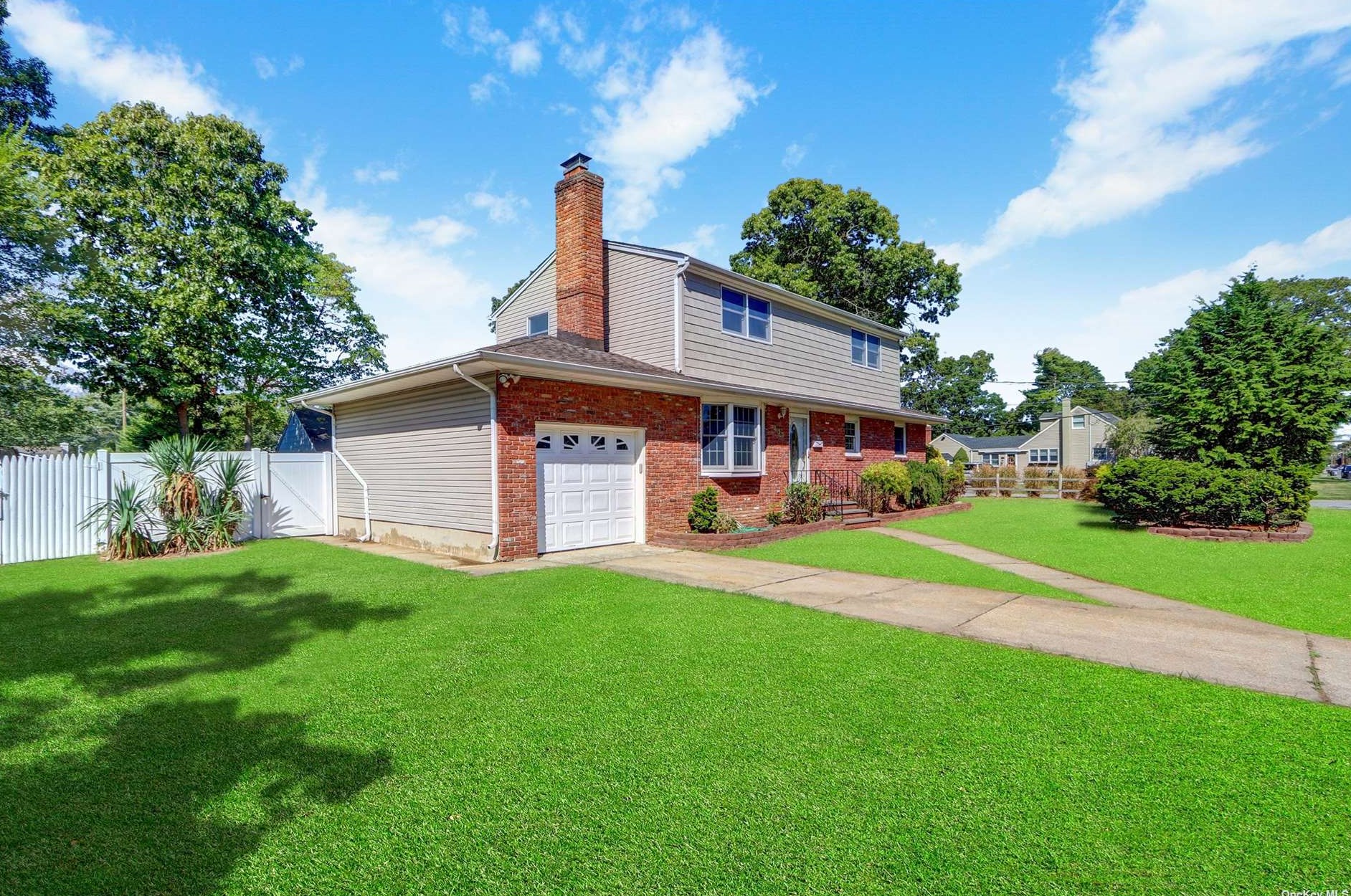 439 Oak Neck Rd, West Islip, NY 11795