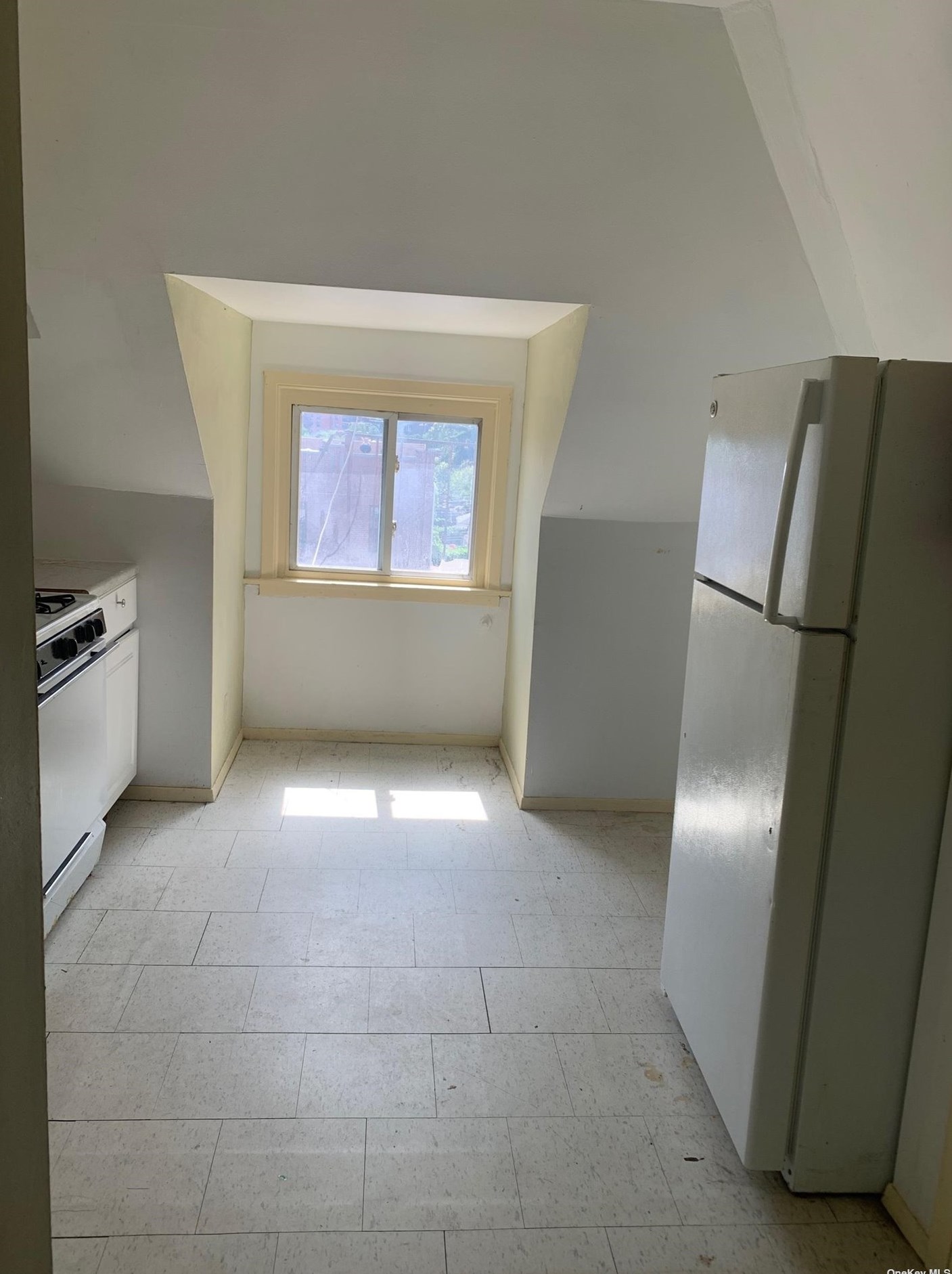 92-16 37th Ave #3, Flushing, NY 11372
