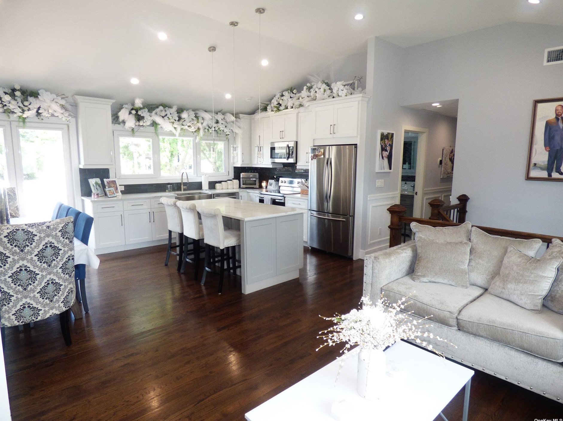 567 S 13th St, North Lindenhurst, NY 11757