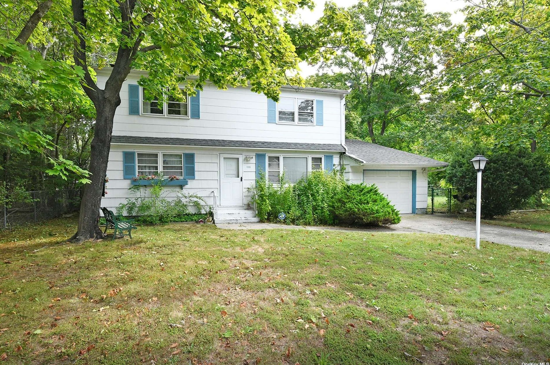 139 Hawthorne St, Manor Park, NY 11950-4601