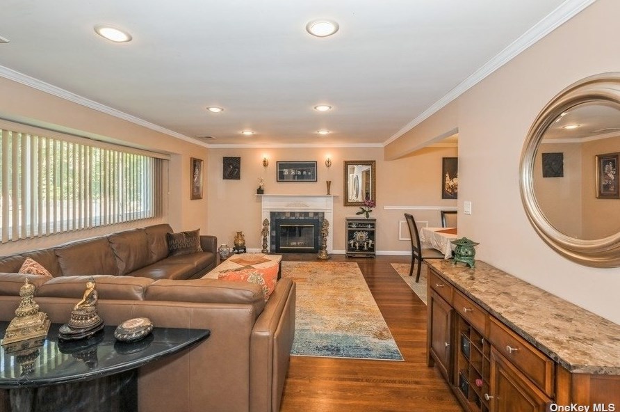 41 Eaton Rd, Syosset NY  11791-6512 exterior