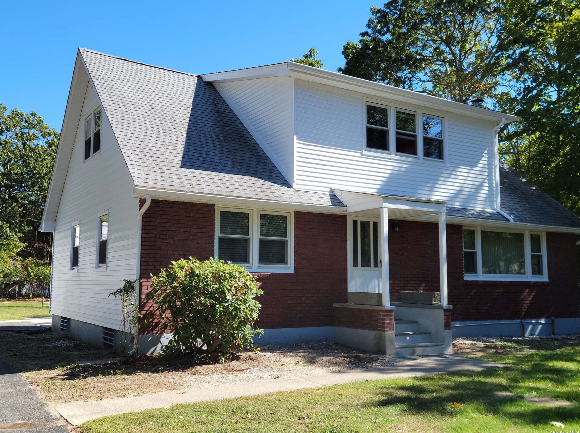 11 Dourland Rd, Gordon Heights, NY 11763-1600
