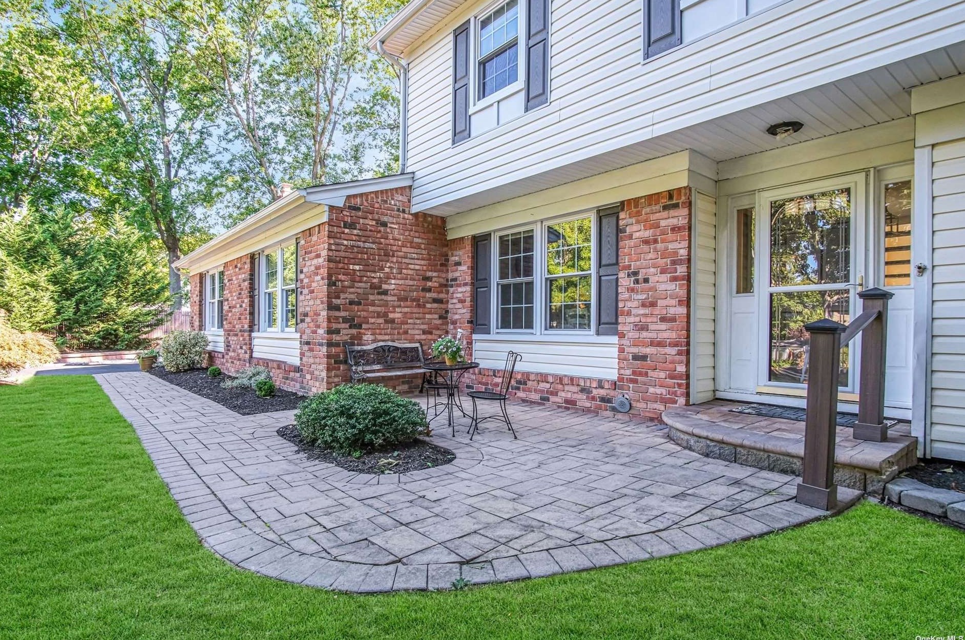 39 Burham Dr, Smithtown, NY 11787-1229