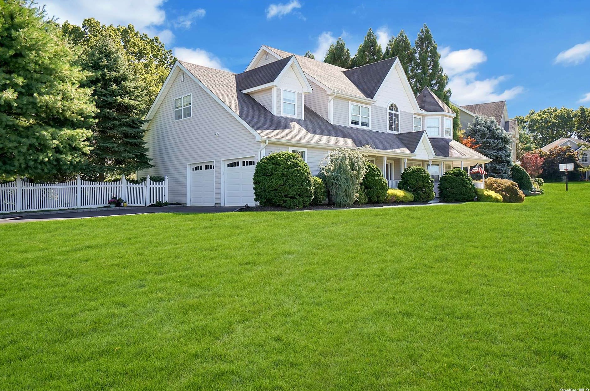17 Pleasant View Ct, Hauppauge, NY 11788-2975