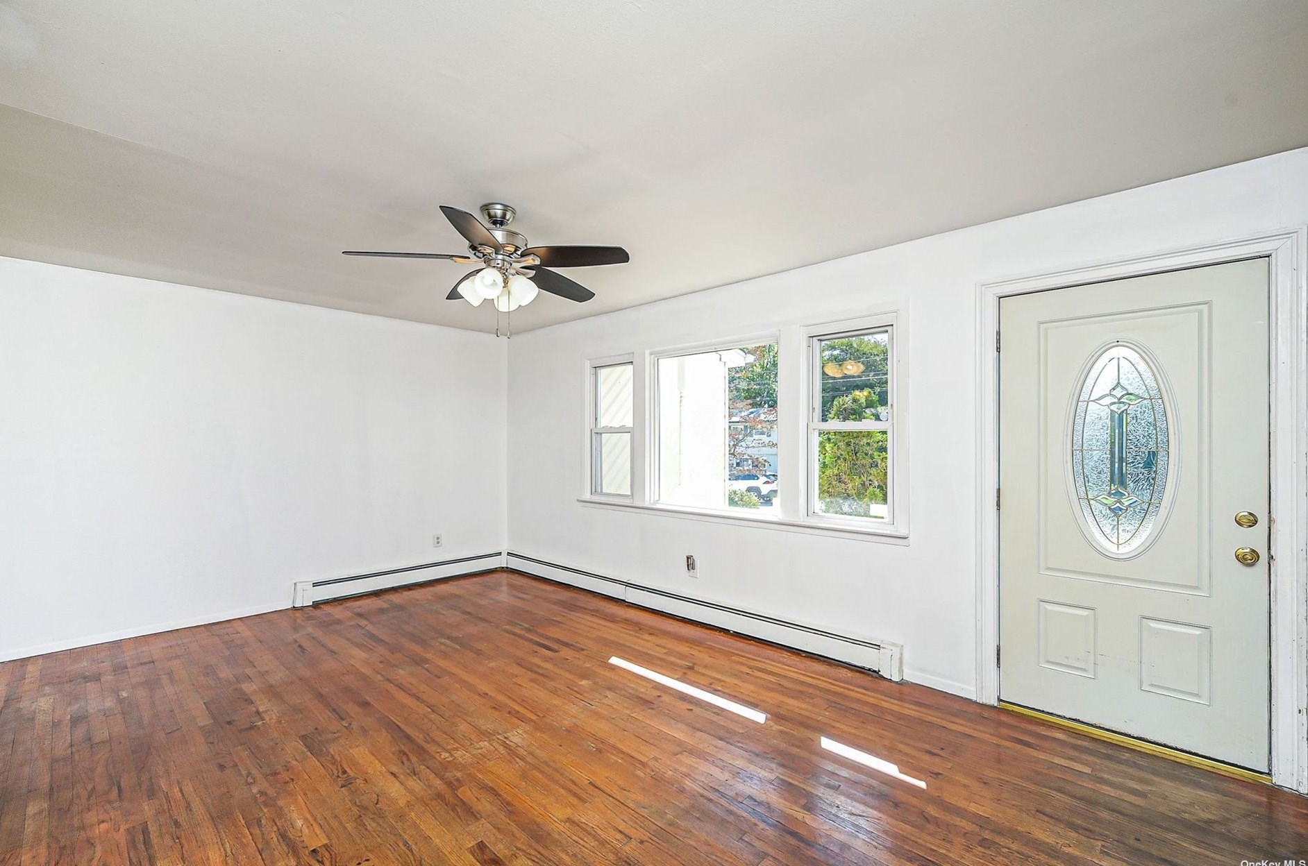 71 Thomas St, Pine Air, NY 11717-1216