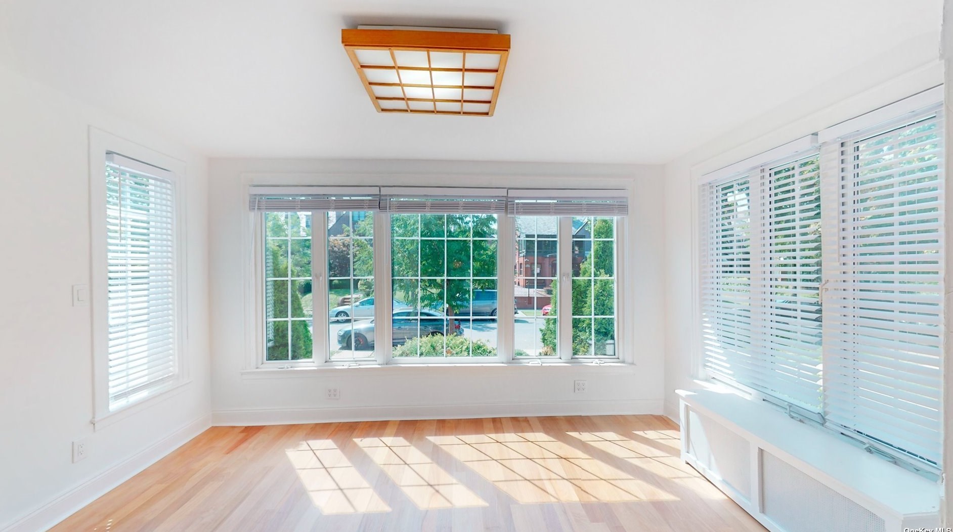 69-33 Fleet St, Flushing, NY 11375-5103