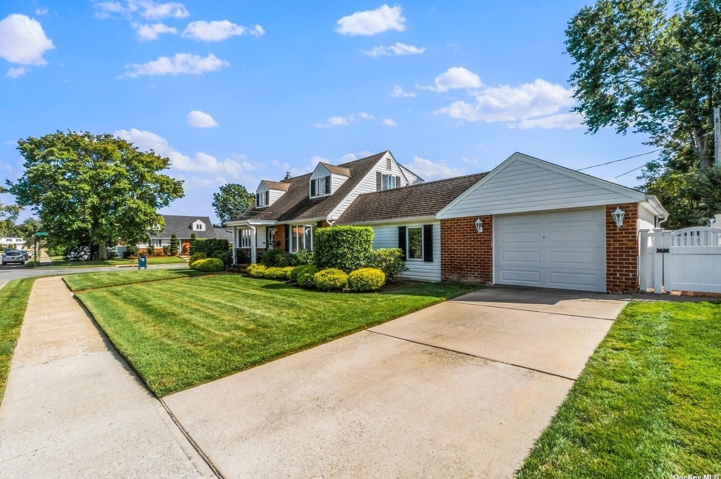 1672 Francis Dr, Hempstead, NY 11554-1519