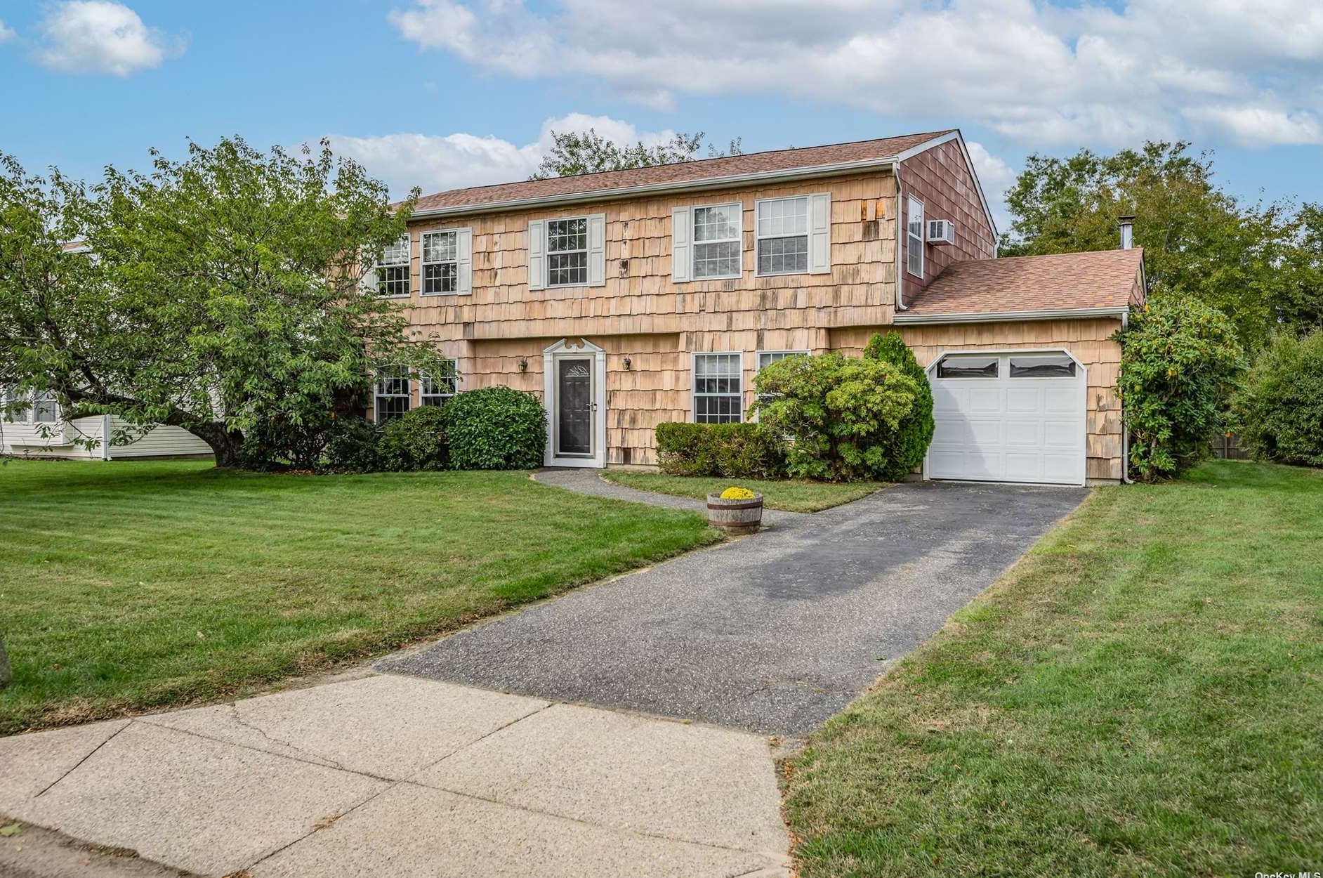 157 Tarpon Ave, Gordon Heights, NY 11763-4427