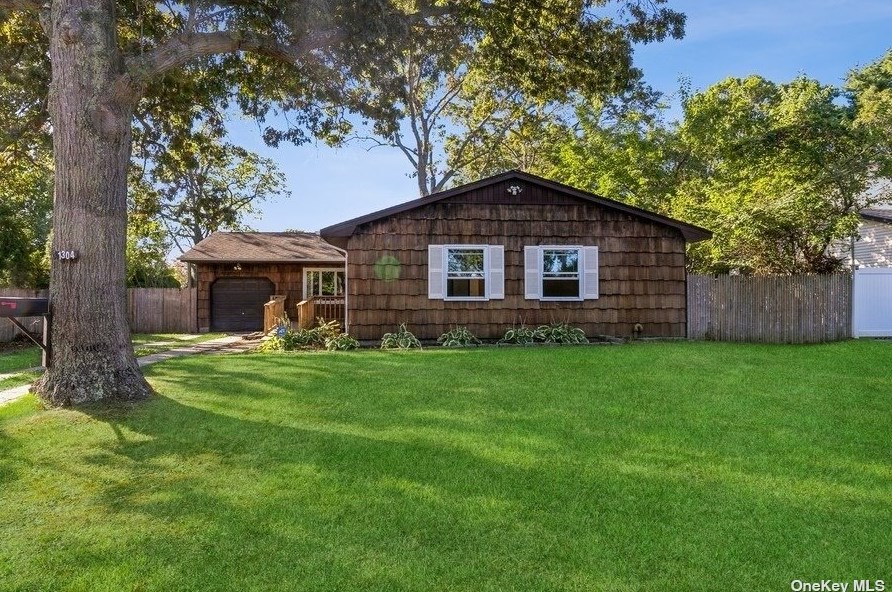 1304 Express Dr, Pine Air, NY 11717-1246