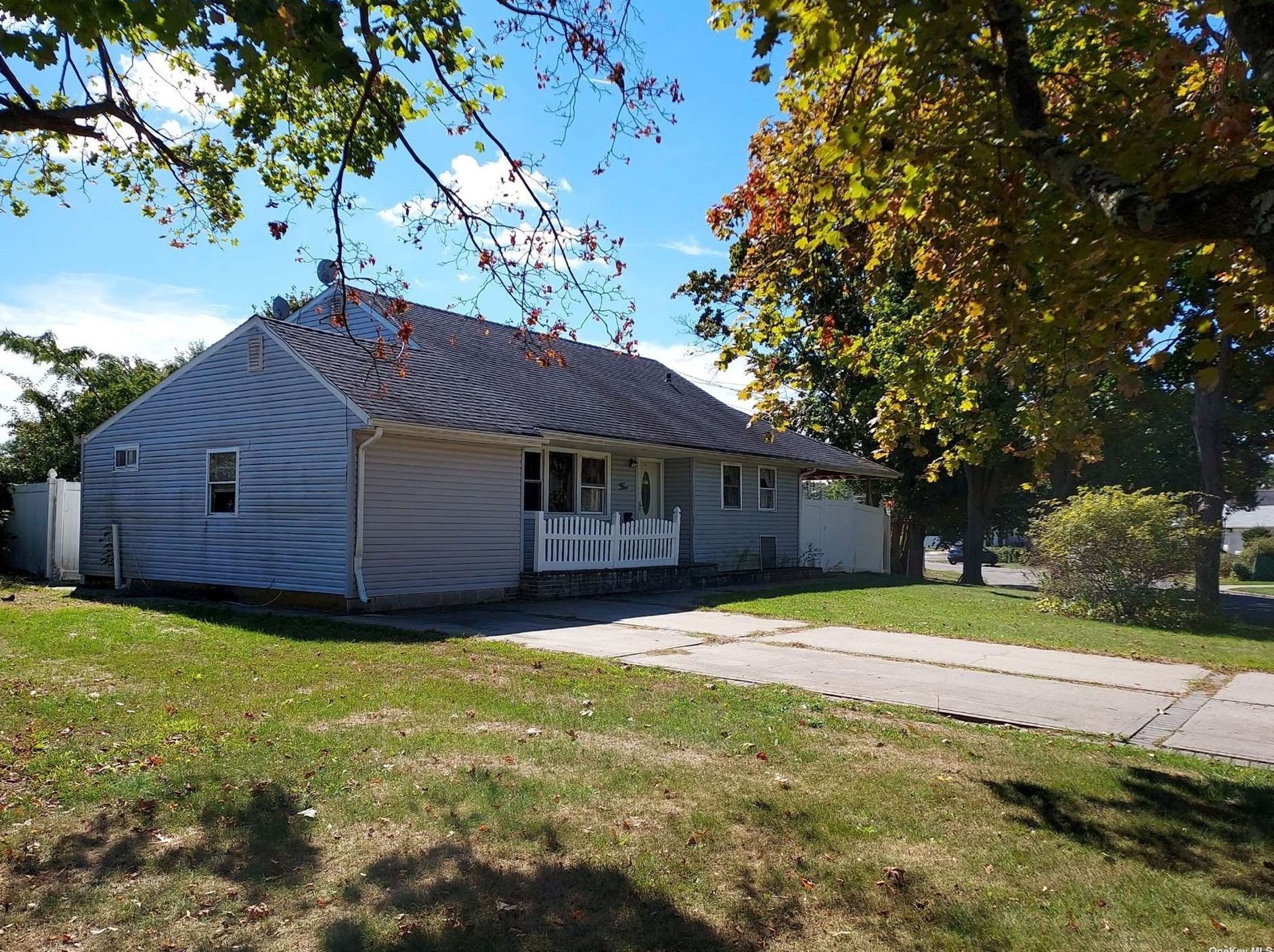 5 Meadowbrook Dr, Pine Air, NY 11717