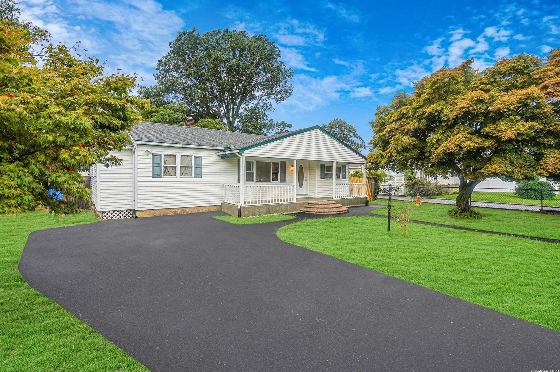 14 Leahy Ave, Pine Air, NY 11717-1012