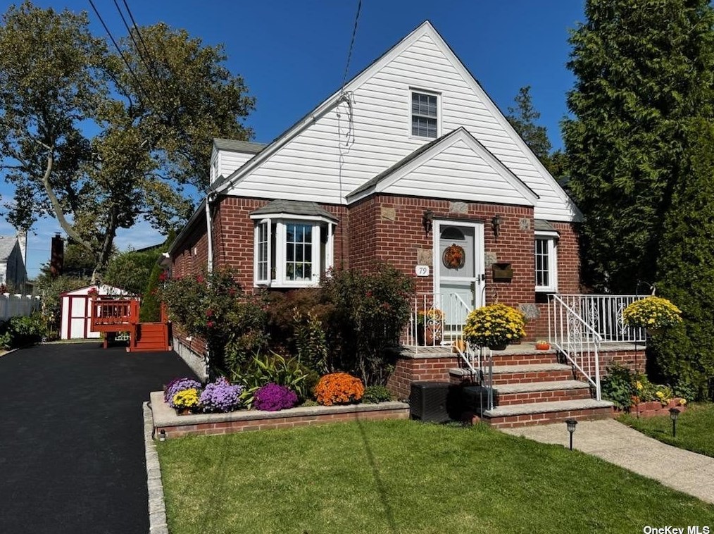 79 Bedford Ave, New Hyde Park, NY 11040