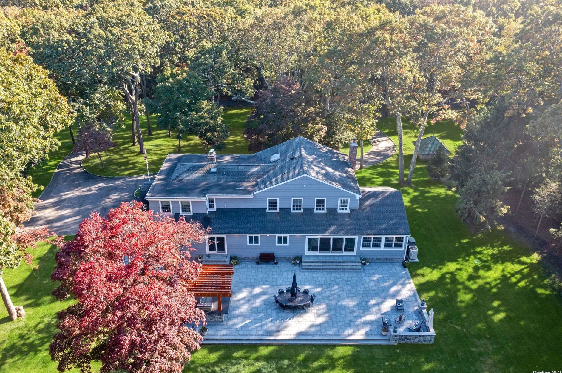 5 Gate Ln, Strongs Neck, NY 11733-1645