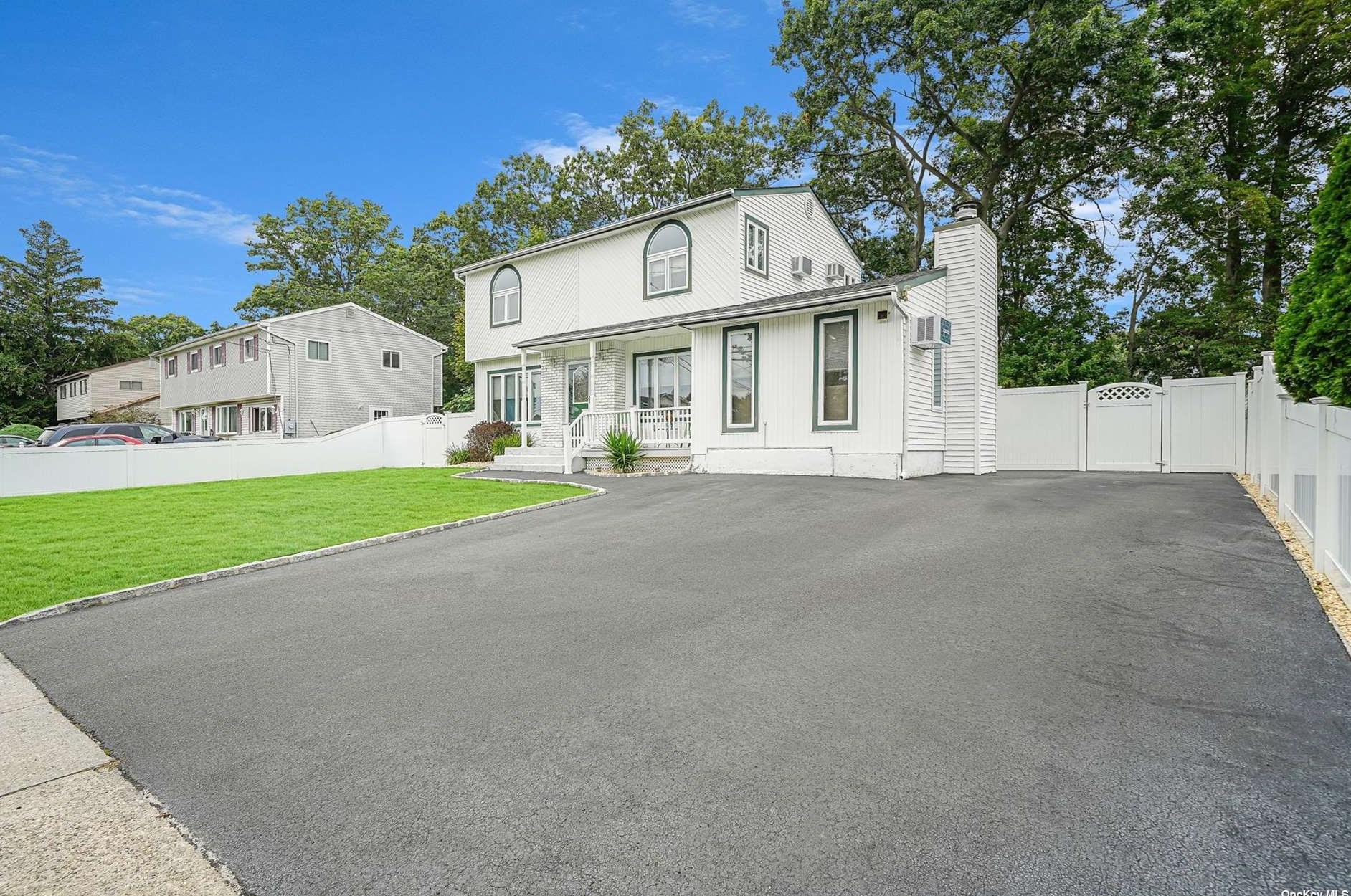 148 Stuyvesant Dr, Prt Jefferson Station, NY 11776-4227
