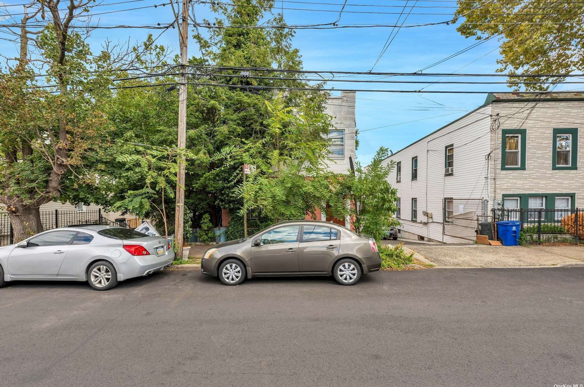 829 Pine St, Brooklyn, NY 11208-5527