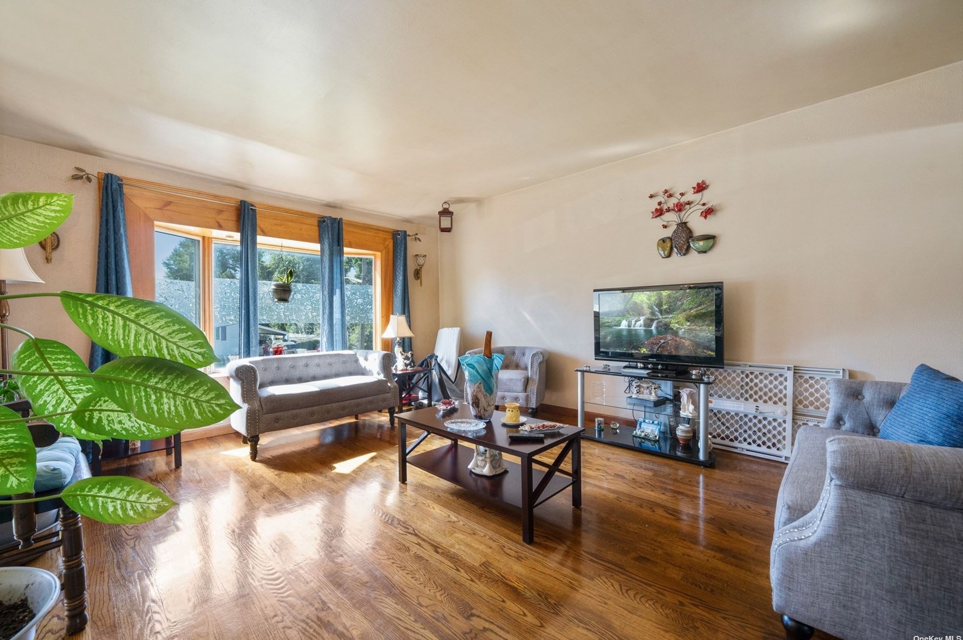 47 Blue Jay Dr, Pine Air, NY 11717-1209