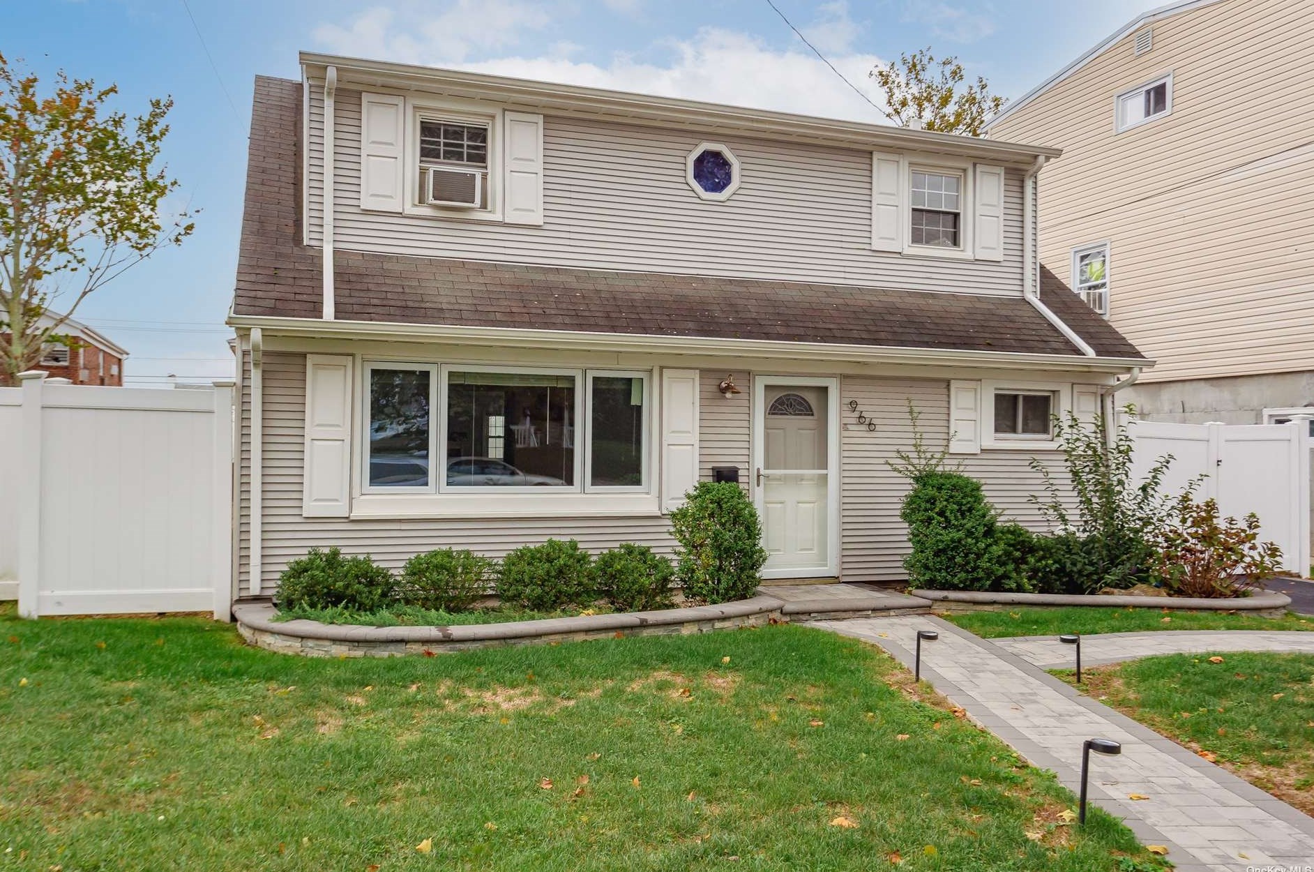 966 Hayes St, North Baldwin, NY 11510-4836