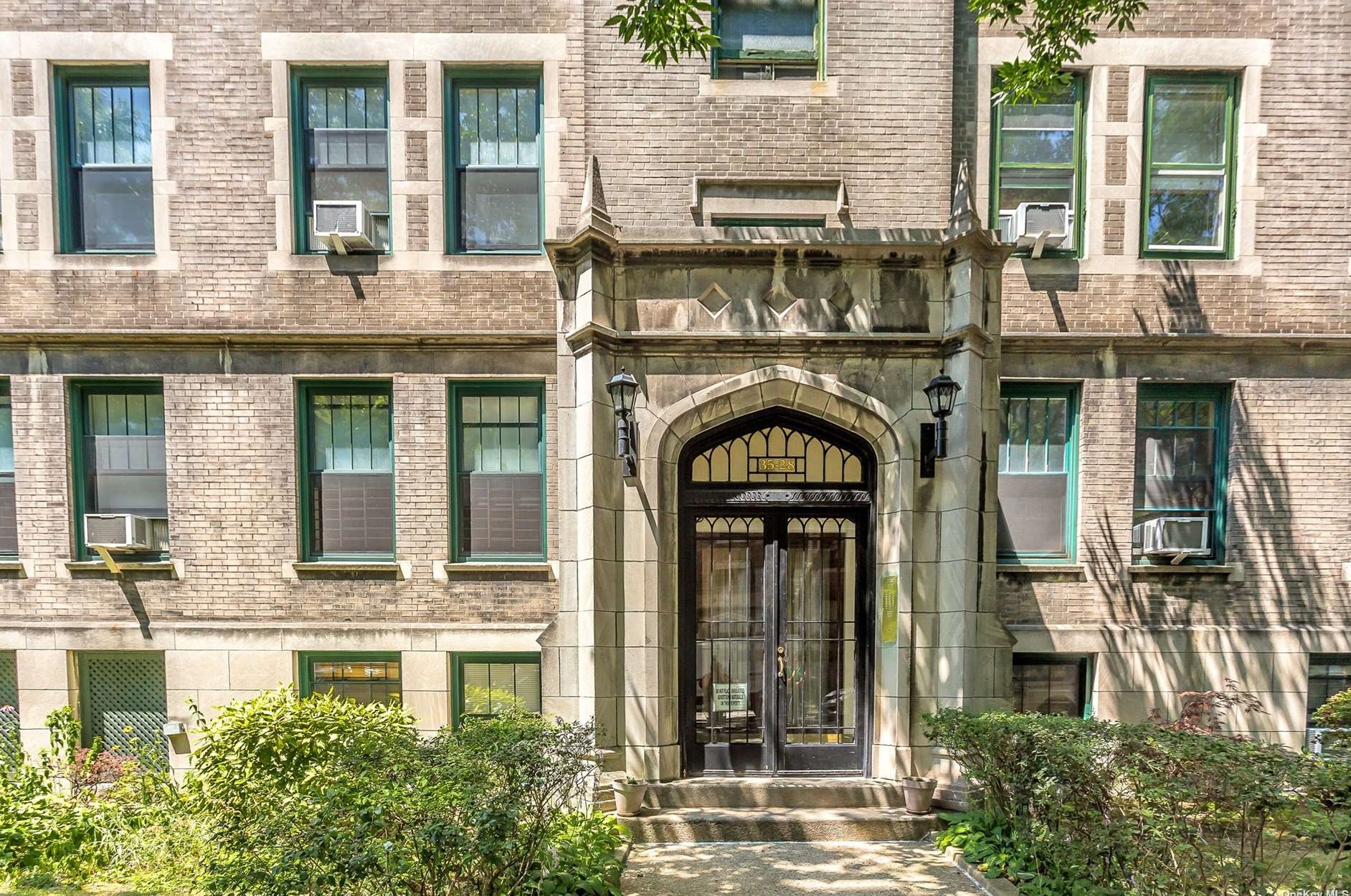 35-28 80th St, Flushing, NY 11372-1318