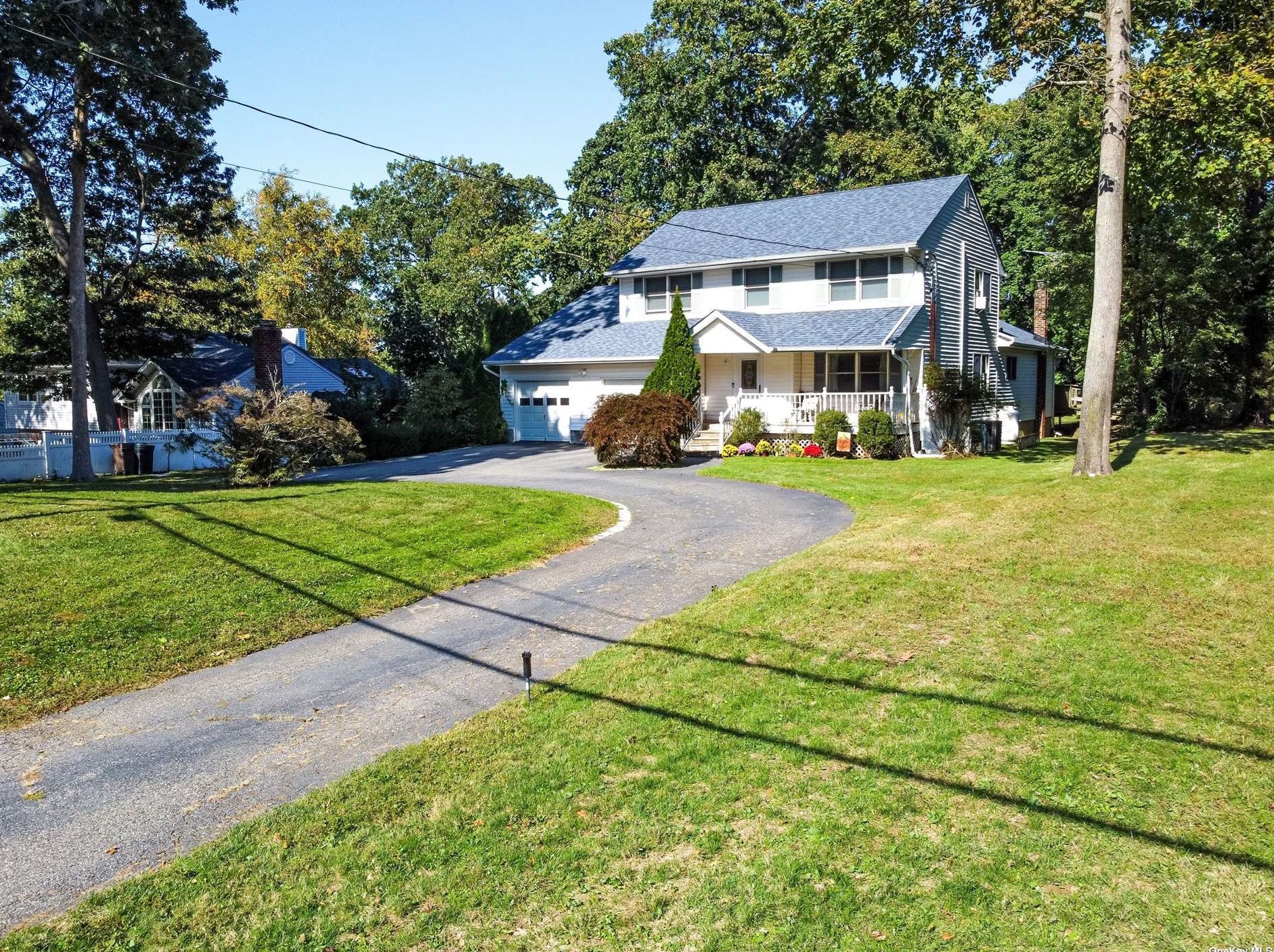 34 Sheppard Ln, Hunt, NY 11743-6417