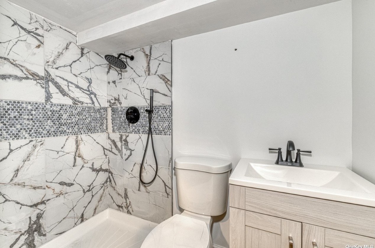 44 Vineyard Rd, Hunt NY 11743-1257 exterior