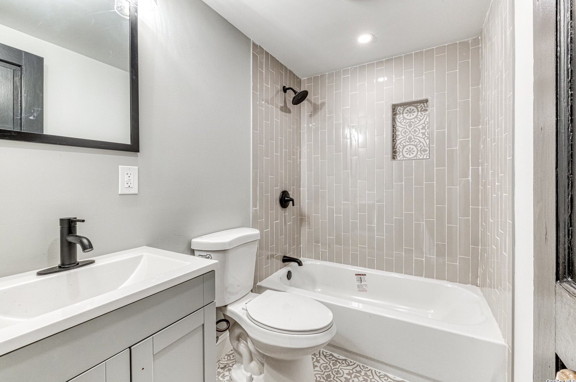 44 Vineyard Rd, Hunt NY 11743-1257 exterior