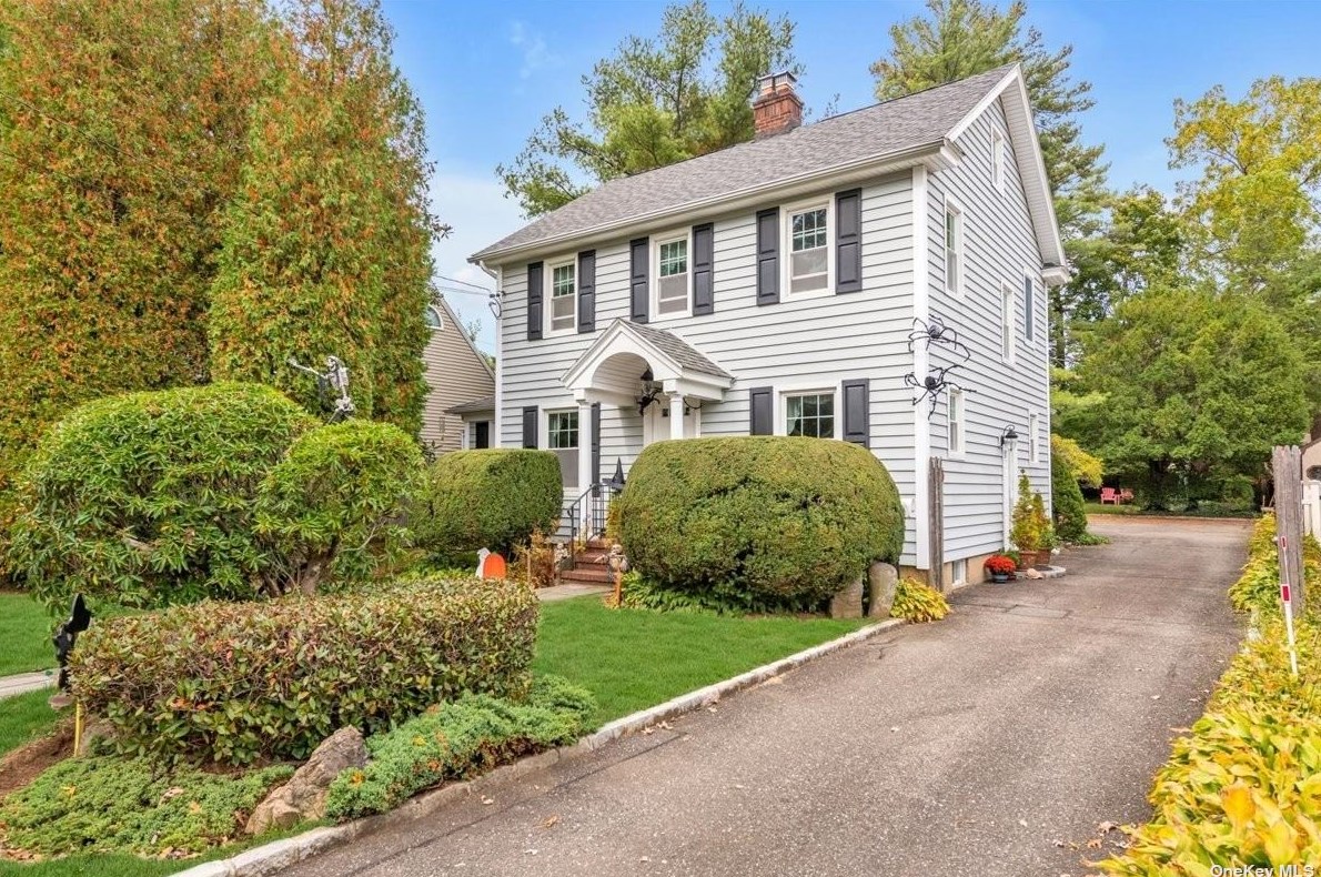 24 School House Ln, Syosset, NY 11791-2618