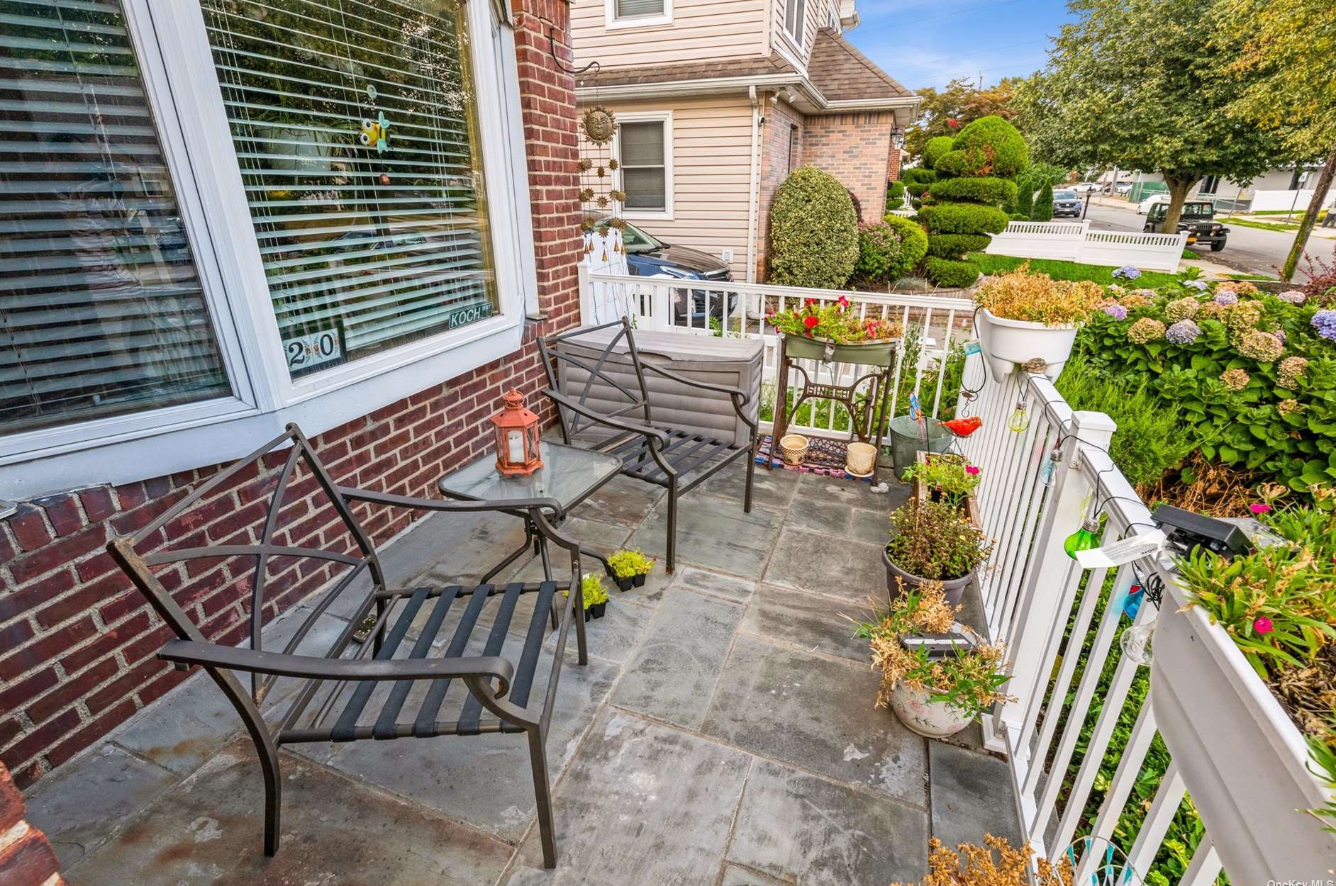 20 Avalon Rd, Hewlett, NY 11557-1402