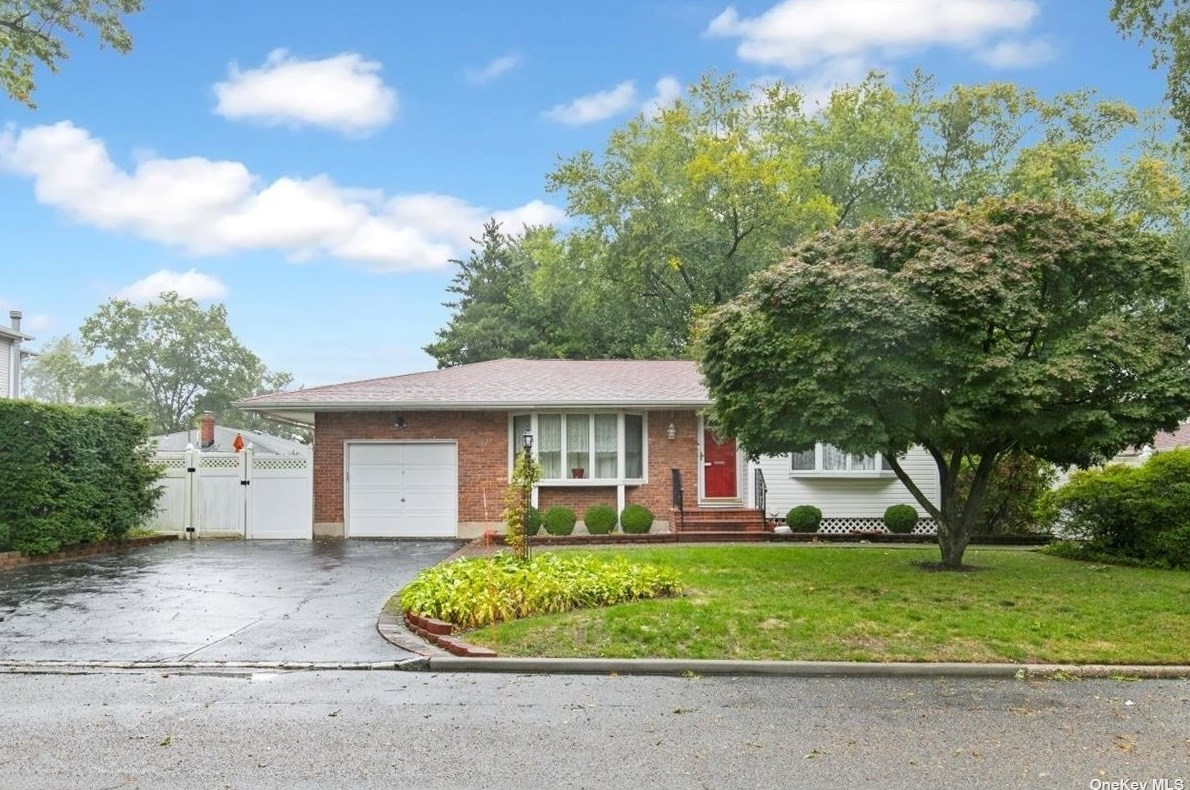 15 Sheldon Pl, Commack, NY 11725