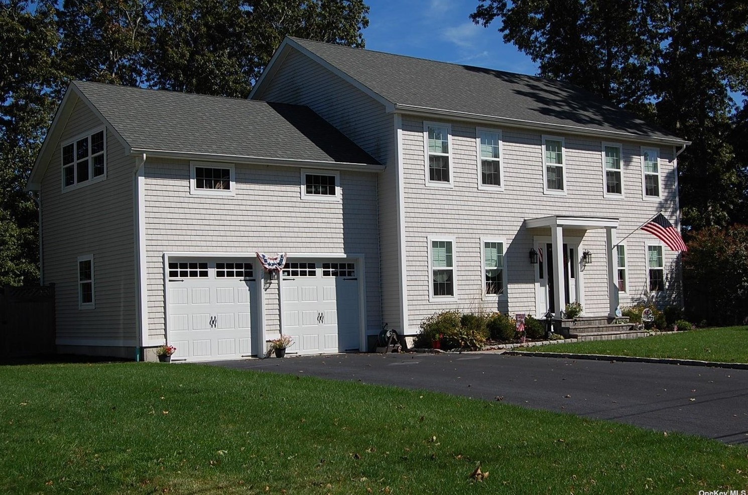 21 Oaktree Dr, East Moriches, NY 11940-1426
