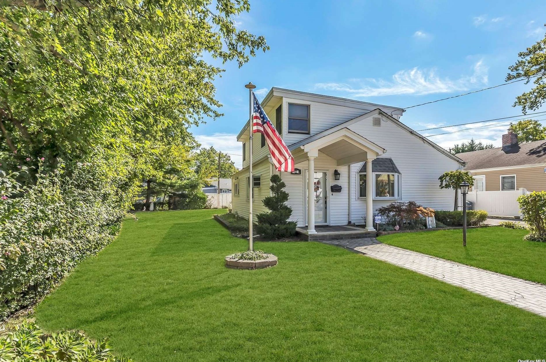2987 Fortesque Ave, Rockville Centre, NY 11572-3427