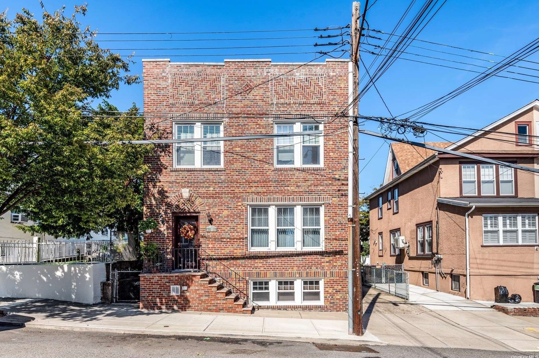 75-37 67th Rd, Flushing, NY 11379-2626