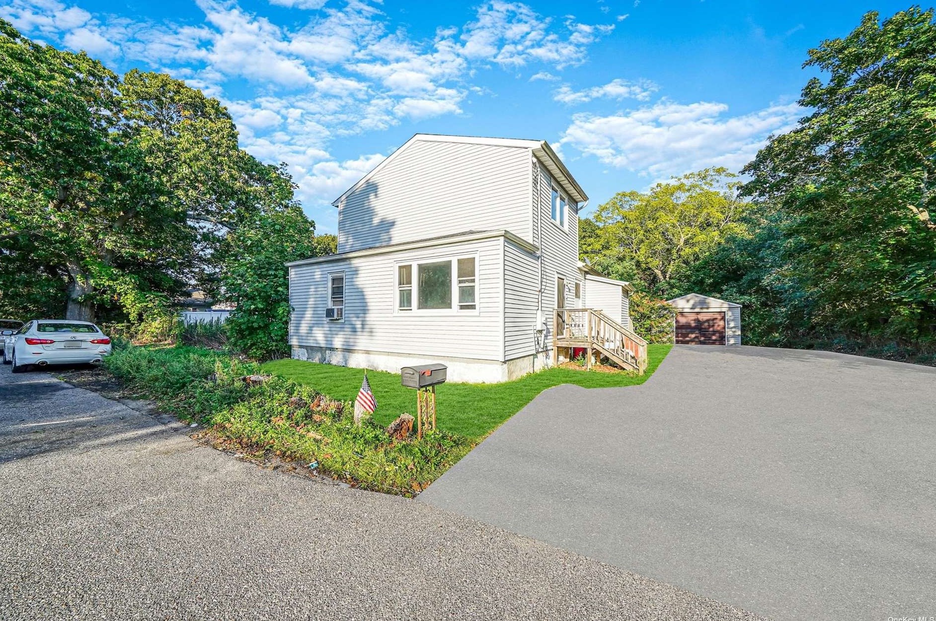 263 Station Rd, North Bellport, NY 11713
