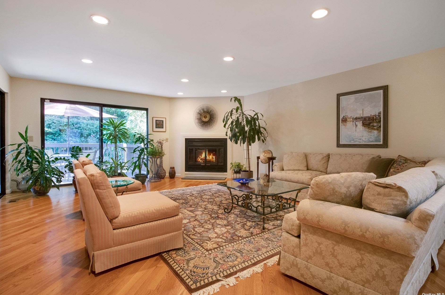 52 Center Ct, East Hills, NY 11577-1964