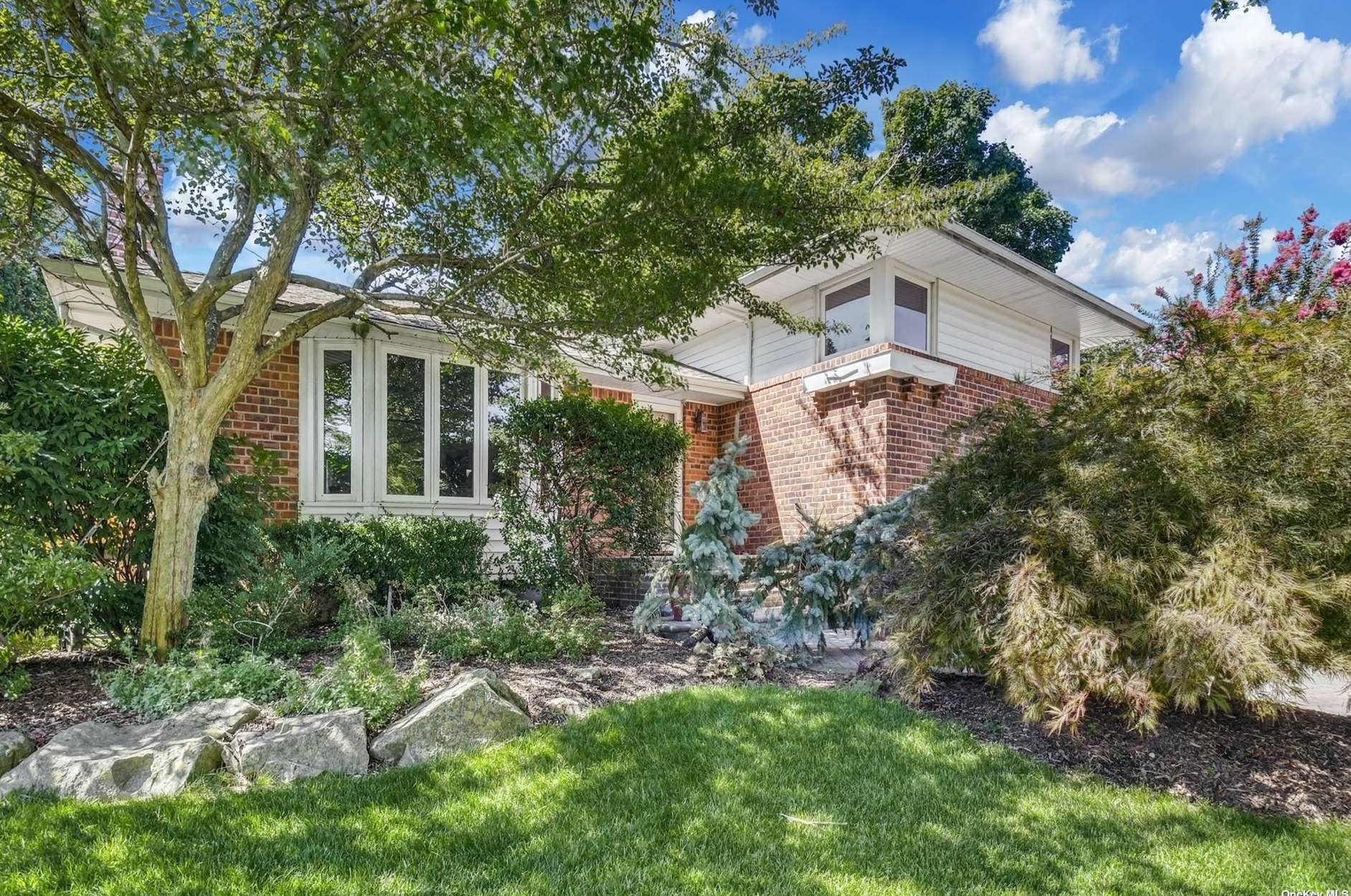90 Belmont Cir, Syosset, NY 11791-5733