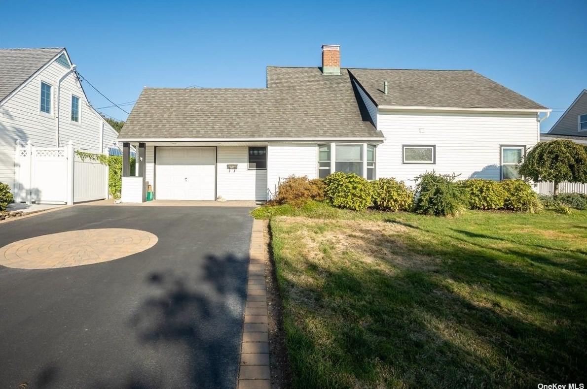 89 Shepherd Ln, Plainedge, NY 11756-4122