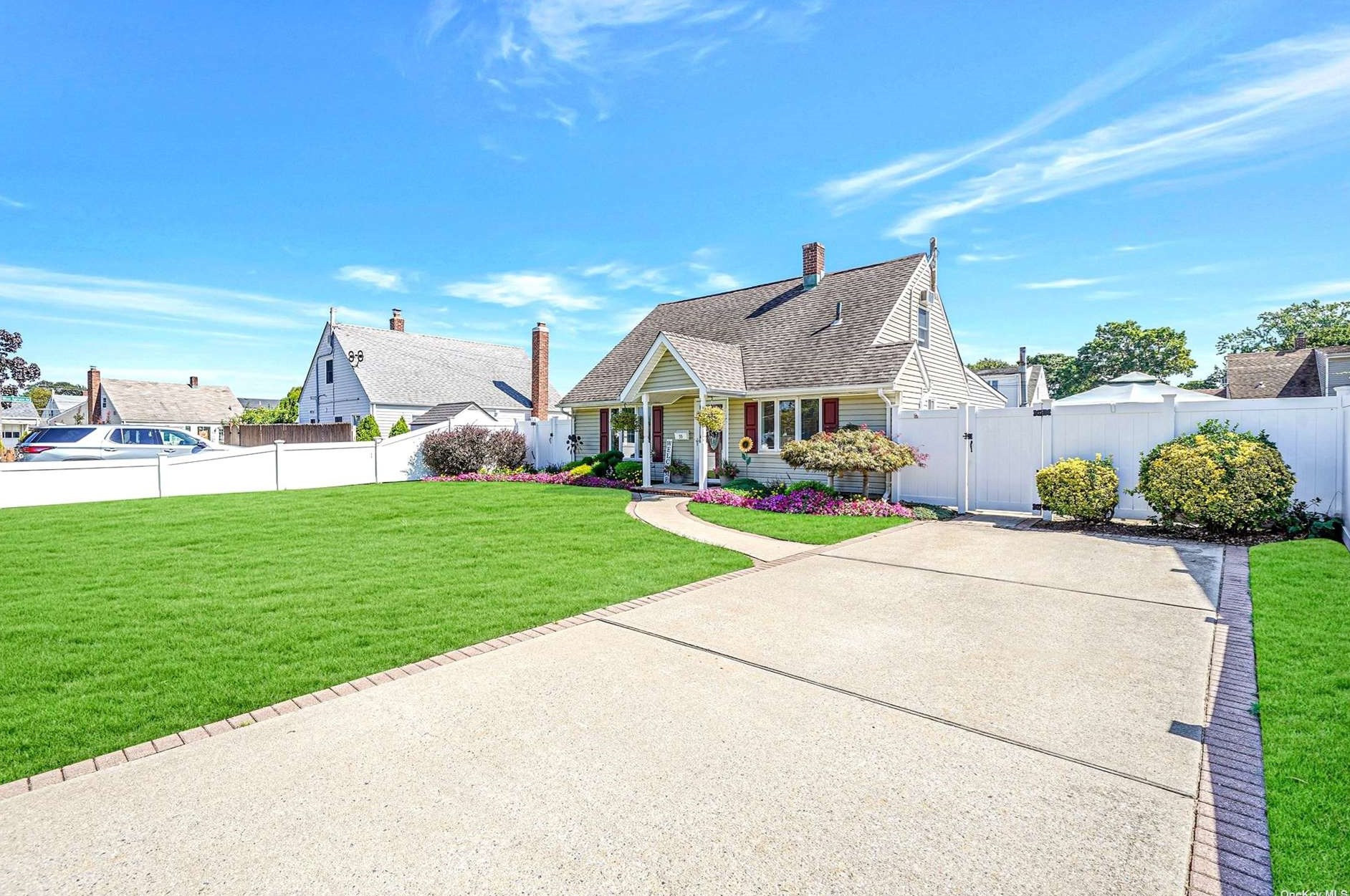 55 Crabtree Ln, Plainedge, NY 11756-1511