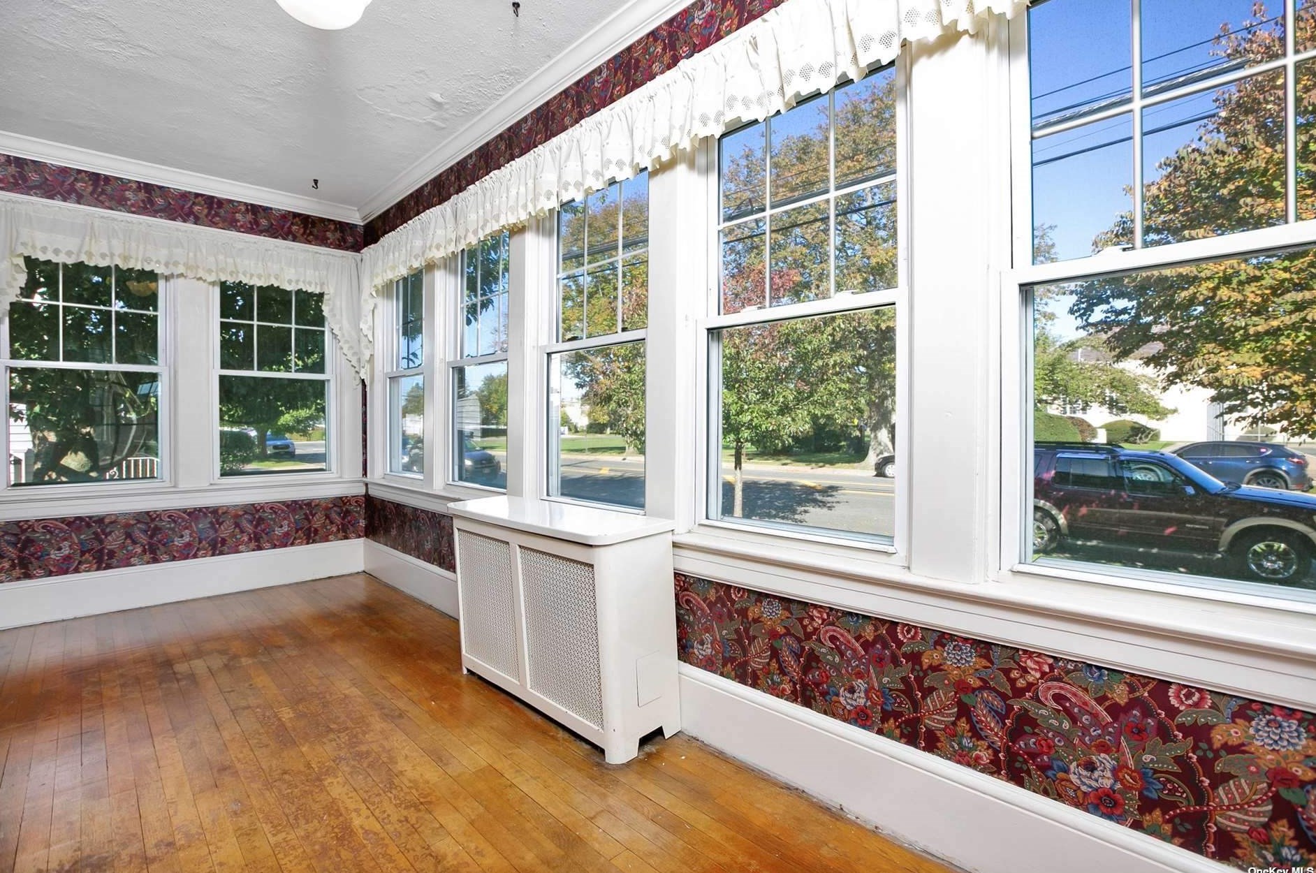119 4th St, Hicksville, NY 11801-5407