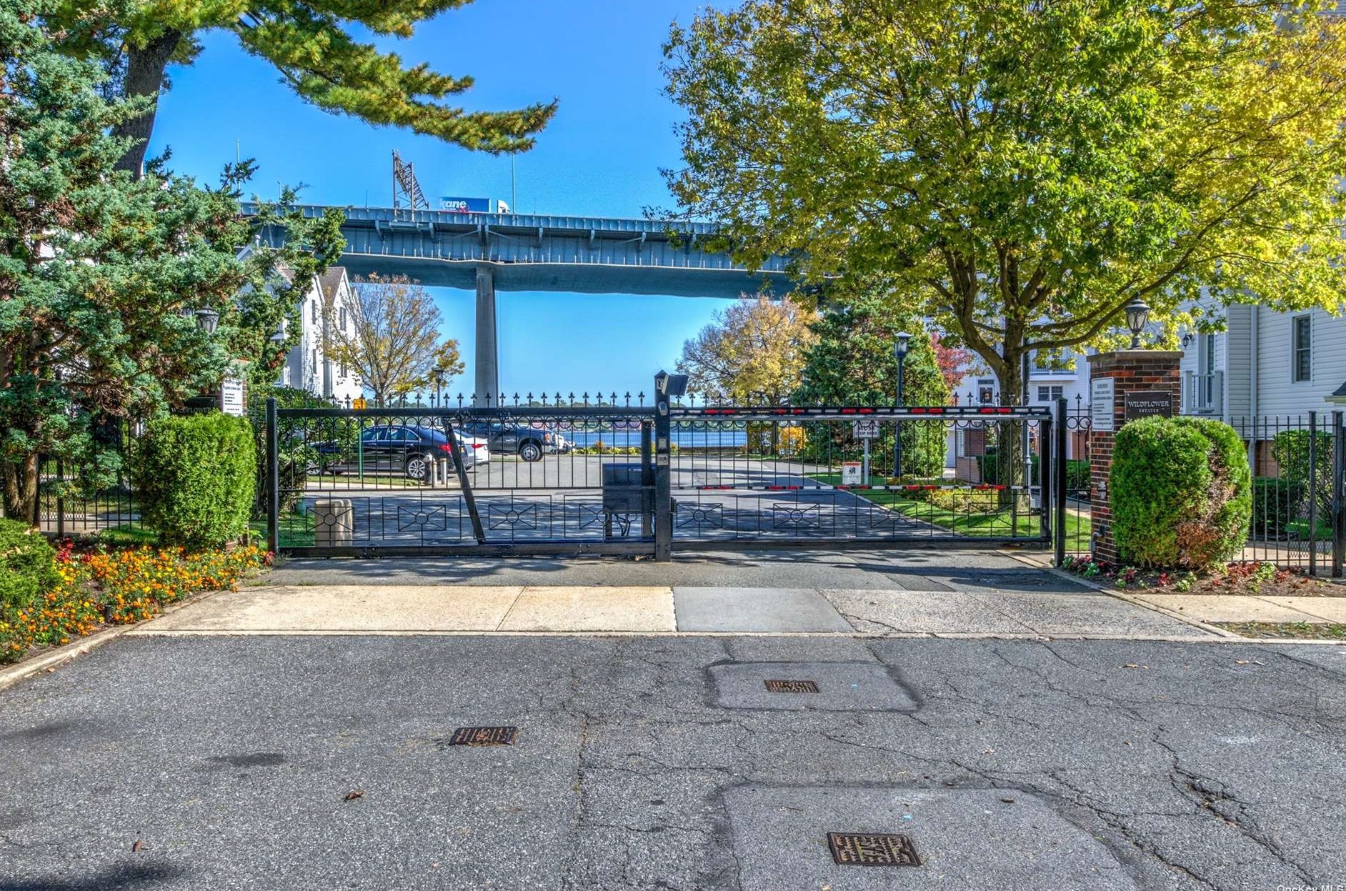 16703 Powells Cove Blvd, Flushing, NY 11357-1527