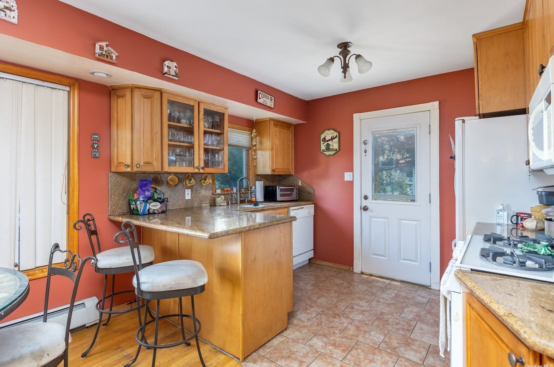 36 Garden Cir, Syosset NY  11791-4803 exterior