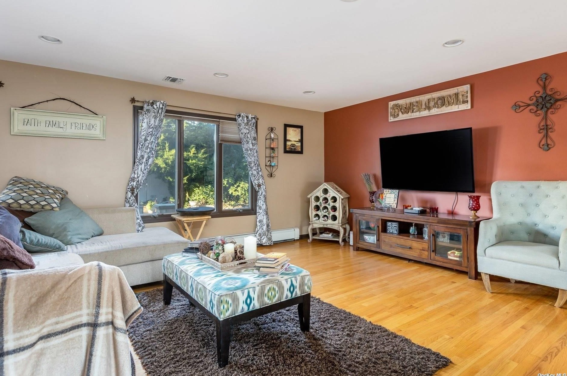 36 Garden Cir, Syosset NY  11791-4803 exterior