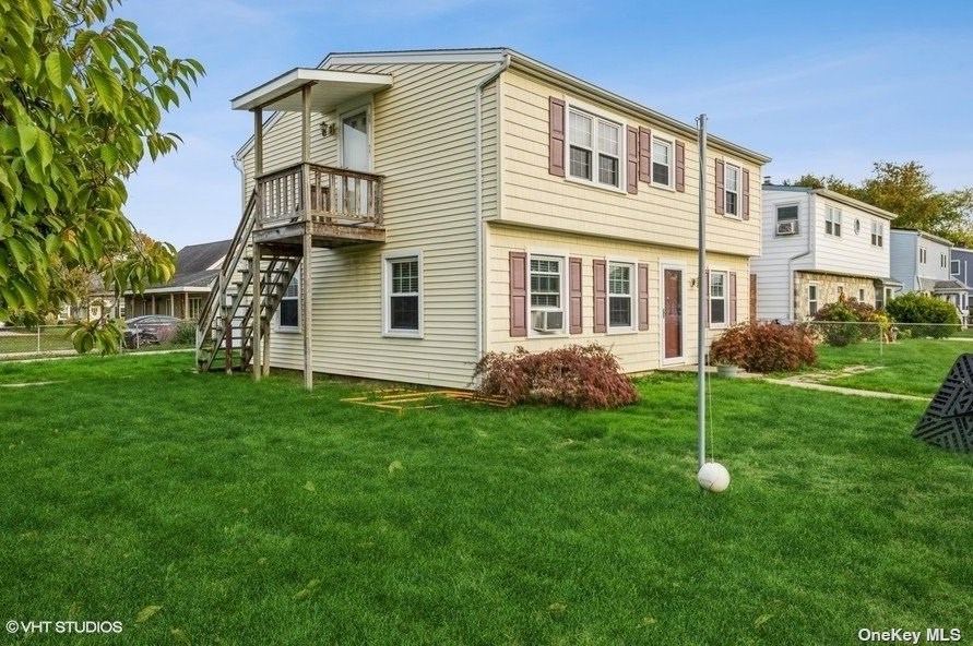 1 Harness Ln, Plainedge, NY 11756-1018