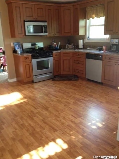 65 Pleasure Ave, Hauppauge, NY 11779