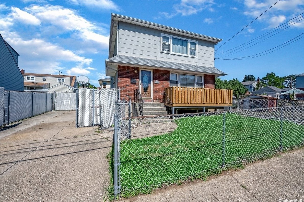 1320 B St, Floral Park, NY 11003