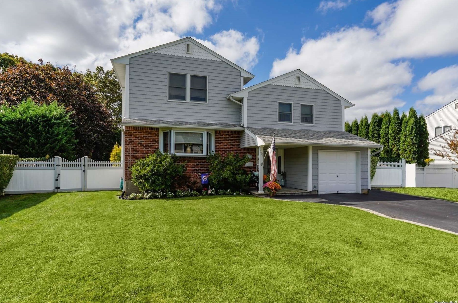108 Keswick Dr, East Islip, NY 11730