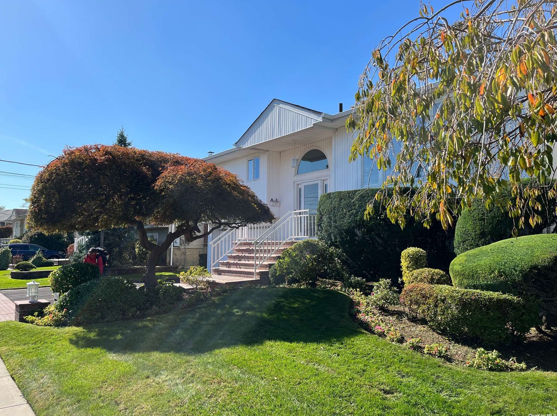 414 Golf Dr, Rockville Centre, NY 11572-5629