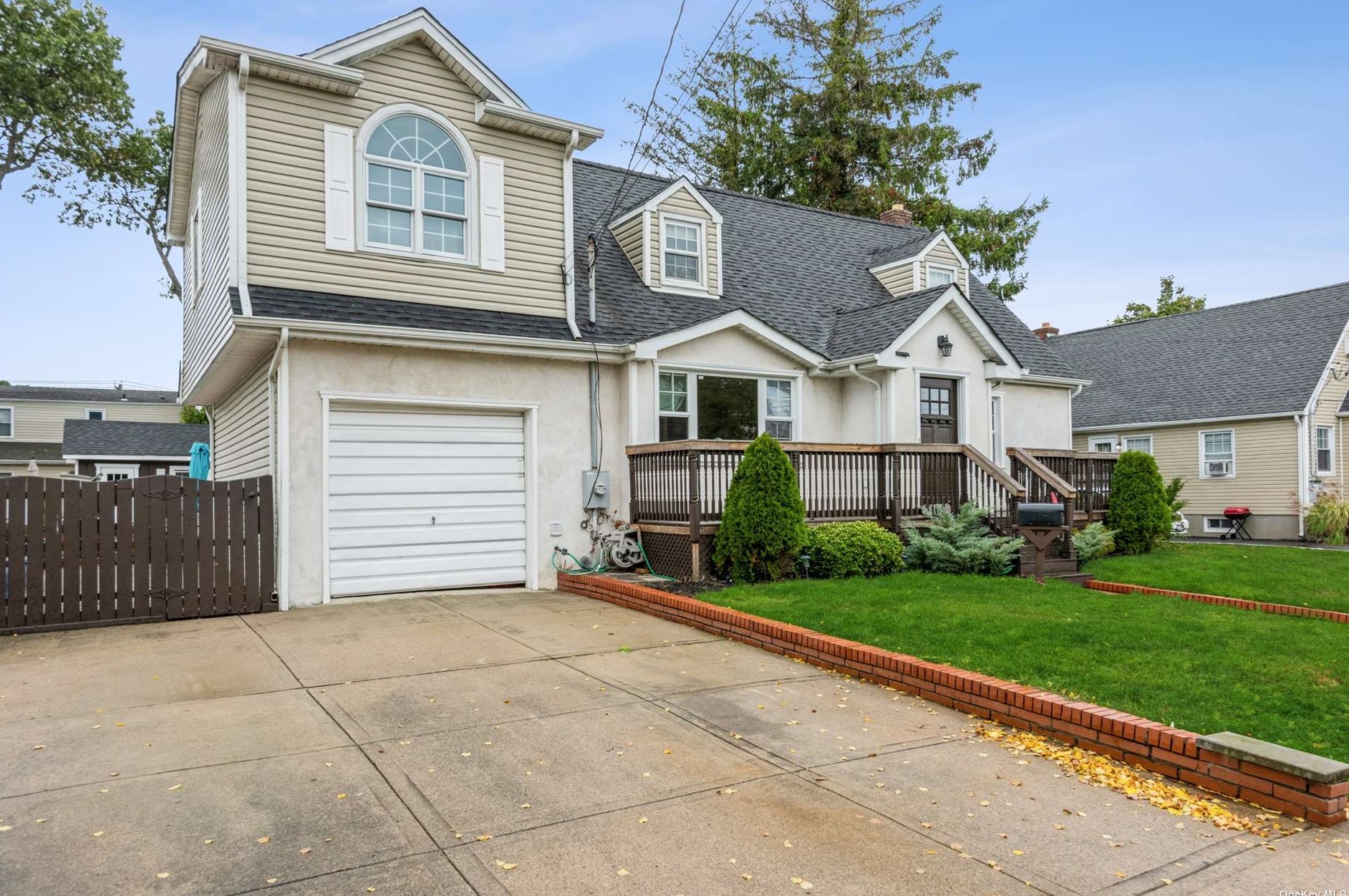 3168 Trinity St, Rockville Centre, NY 11572-3239